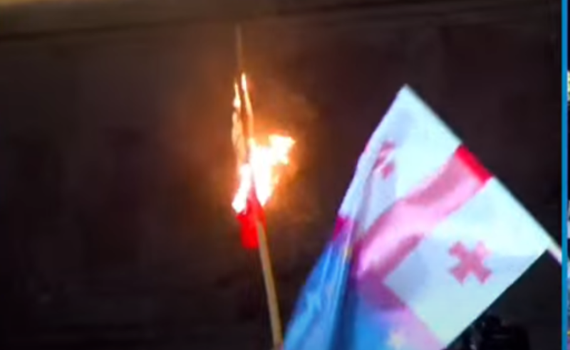 პერფორანსი რუსთაველზე - აქციაზე მომიტინგეებმა რუსეთის დროშა დაწვეს