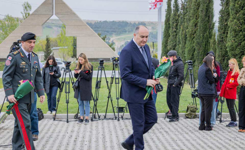 თავდაცვის მინისტრმა დაღუპული გმირების ხსოვნას პატივი მიაგო