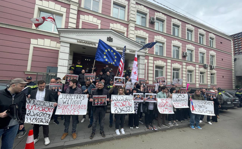 "გადადგეს კლანი" - ენმ-ს აქცია იუსტიციის უმაღლეს საბჭოსთან 