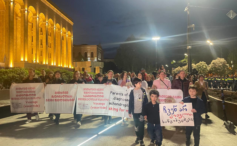 "ბავშვებს უნდათ წამალი" - დედების უწყვეტი პროტესტი და მსვლელობა თბილისის ცენტრში 