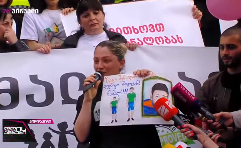 დამცინეს, ვერ ხვდები, რომ შენს შვილს აღარ ეშველებაო. არა, ბატონო ჯანდაცვის მინისტრო, ეშველება! - მშობლის გამოსვლა აქციაზე