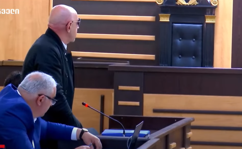 ქალზე ძალადობაში ბრალდებული არჩილ მეფარიძე თავს უდანაშაულოდ ცნობს - მომღერალი პროცესზე დღეს გამოცხადდა