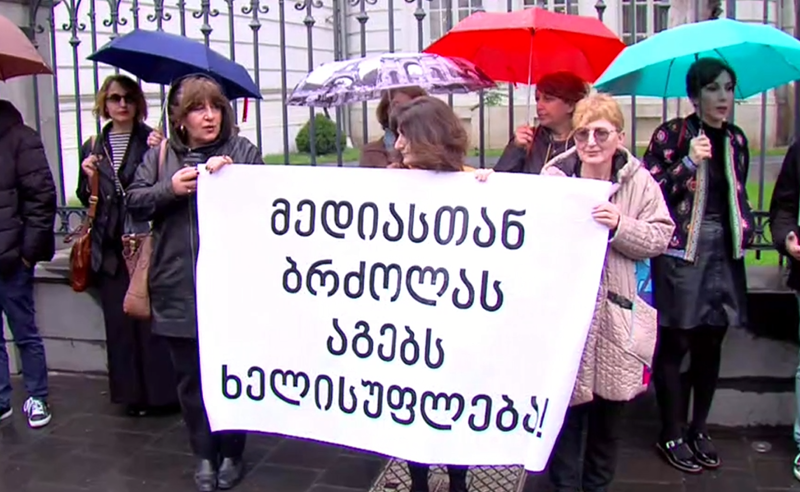 რას ელოდებით, როდემდე უნდა იჯდეს პოლიტიკური პატიმარი ციხეში - აქცია ორბელიანების სასახლესთან