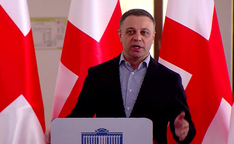 "თურმე ის, რომ დედა დედაა და მამა მამა, ეს ძალადობის წახალისებაა" - ღუდუშაური ღარიბაშვილს ამართლებს