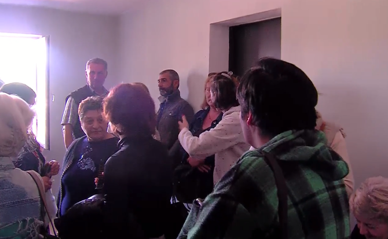 ხმაური ქუთაისის დევნილთა სააგენტოსთან - დევნილები ბინების გადანაწილების პროცესს აპროტესტებენ