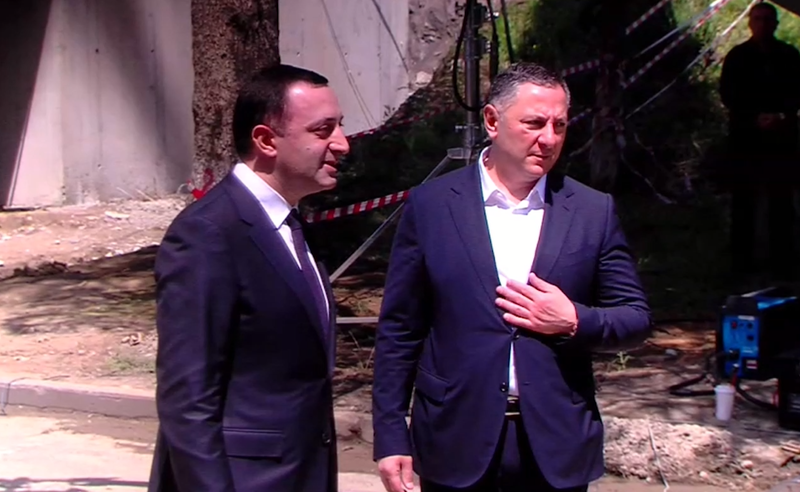 ბატონო ირაკლი, უმრავლესობის პრემიერი ხართ? - ღარიბაშვილი კითხვებს გაექცა 