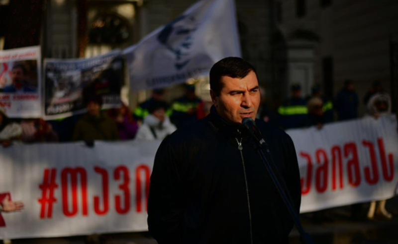 "თავიდან ბოლომდე შეკერილი საქმეა" - გიორგი მუმლაძის საქმის განხილვა საქალაქო სასამართლოში