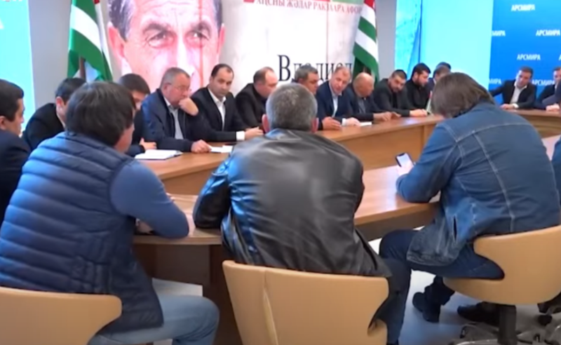 პროტესტი დეფაქტო მთავრობის წინააღმდეგ - ოკუპირებულ აფხაზეთში ანტირუსული აქციები იწყება 