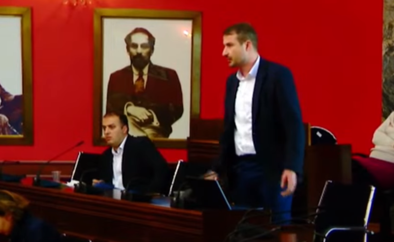 ხმაური პარლამენტში - ანრი ოხანაშვილმა არასამთავრობო ორგანიზაციის წევრი დარბაზიდან გააძევა