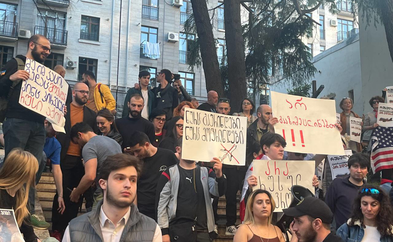 "რუსული ხომალდით ევროკავშირში ვერ შევალთ" - პროტესტი სამთავრობო კვარტალში