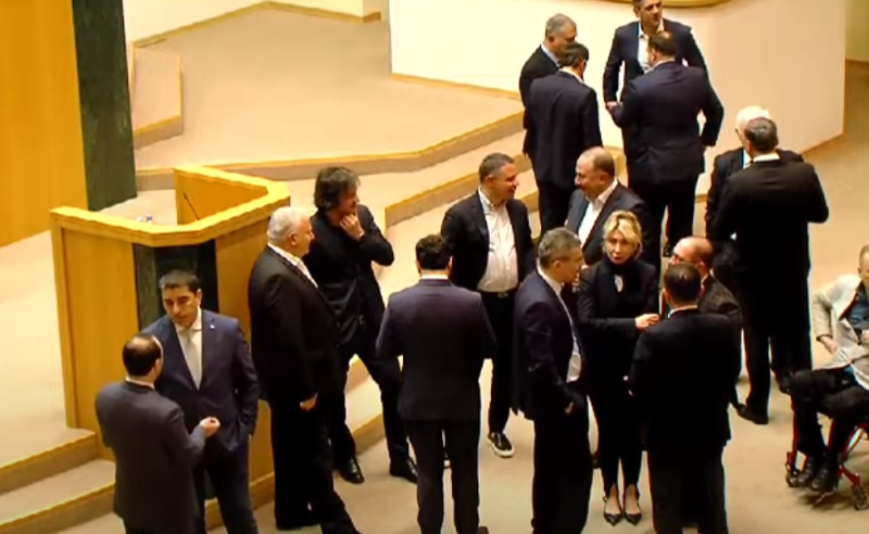 ხმაური პარლამენტში - ოპოზიციის ნაწილმა პარლამენტი პროტესტის ნიშნად დატოვა 