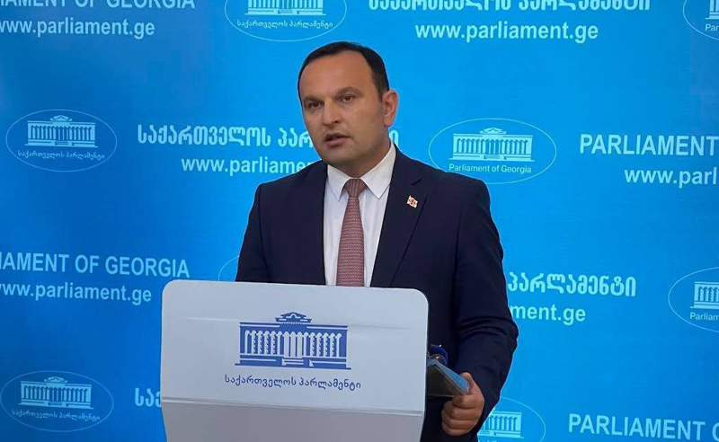 კომიკურია, რომ ზეწოლაზე საუბრობენ კობახიძე და მდინარაძე, რომლებმაც თანაპარტიელებს რუსული კანონის მიღება აიძულეს  - პაატა მანჯგალაძე