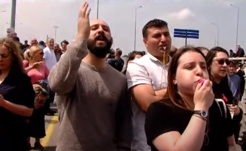 პირველი რეისი რუსეთიდან - აეროპორტში პროტესტის ჩახშობა პოლიციამ დაკავებებით სცადა 