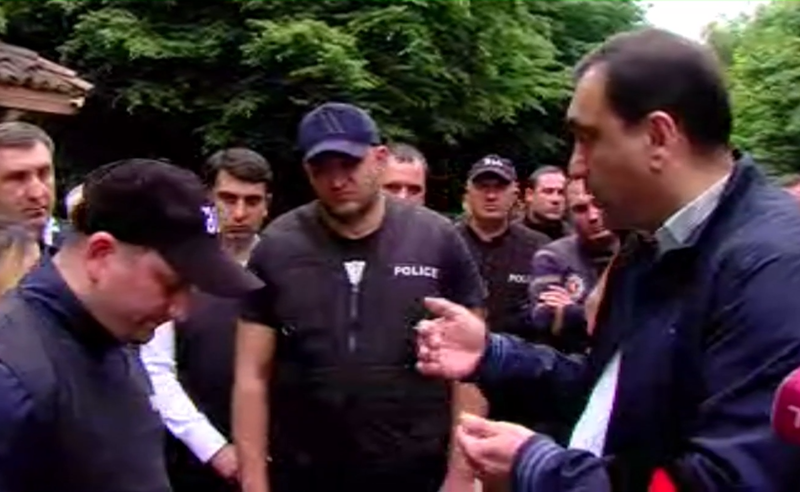 რატომ არ ახდენთ რეაგირებას? - ბეჟაშვილის კითხვით თავდახრილი და დადუმებული პოლიცია