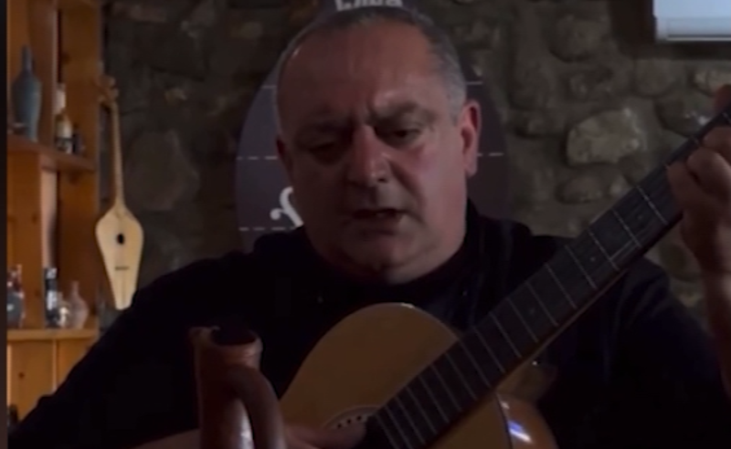 ვინ არის მომღერალი, ვისაც ლავროვების ოჯახის გართობა დაევალა 