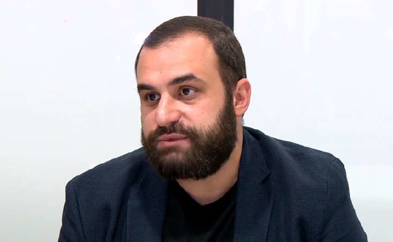 გავრცელებული ინფორმაციით, პოლიციამ ენმ-ს წევრი, დიმიტრი ჩიქოვანი სცემა - ლიდერები იზოლატორთან იკრიბებიან