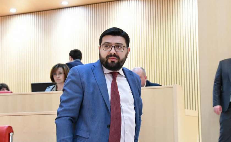 "მთავარსარდალი? ჩვეულებრივი 20 დოლარიანი ნაცების საროსკიპო ტელევიზიების ექსპერტია!" - სამხარაძე პრეზიდენტზე