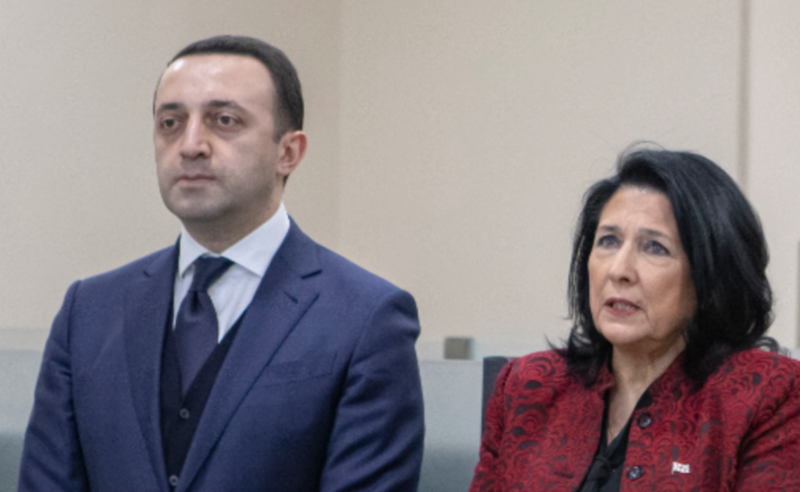 პრეზიდენტმა მმართველ გუნდს პროტოკოლი დაუწუნა - რითი პასუხობს ზურაბიშვილს პრემიერი