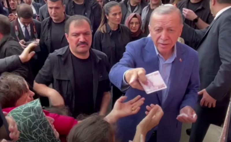 არჩევნები თურქეთში: ერდოღანმა, პირველი ტურის მსგავსად, მხარდამჭერებს ისევ ფული დაურიგა
