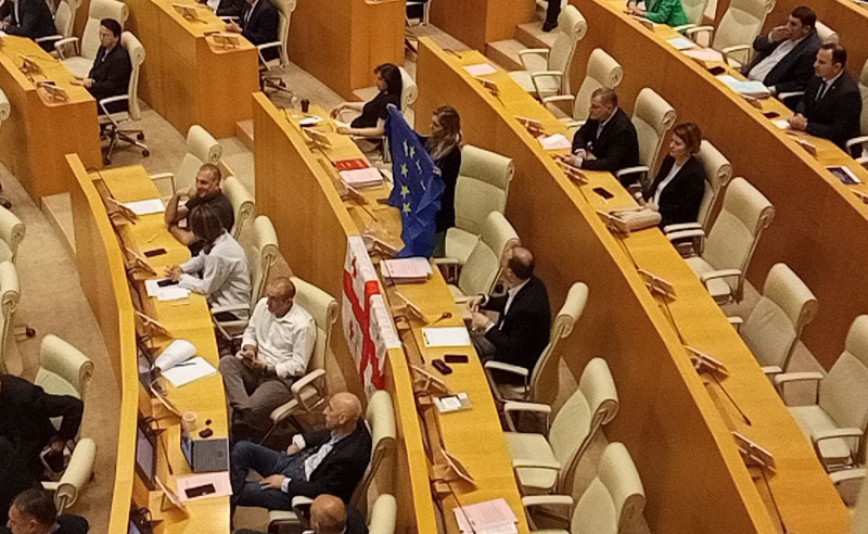 "კერპთაყვანისმცემლობით ხართ დაკავებული" - პარლამენტში გაშლილმა ევროკავშირის დროშამ პაპუაშვილი წყობიდან გამოიყვანა