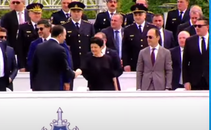 სკანდალური განცხადებების შემდეგ პრემიერი საქართველოშია - ღარიბაშვილი პოლიციის აღლუმს ესწრება 