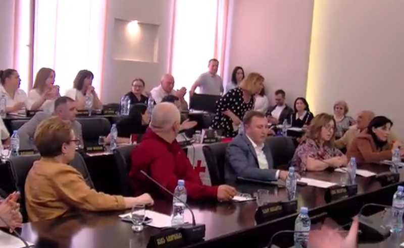 ხმაური ქუთაისის საკრებულოში -სააკაშვილზე გაკეთებულ განცხადებებს სხდომაზე დაპირისპირება მოპყვა