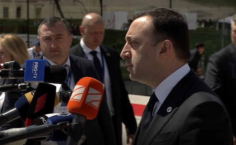 "რაო? ვერ გავიგე..." - ირაკლი ღარიბაშვილი უცხოელ ჟურნალისტებს