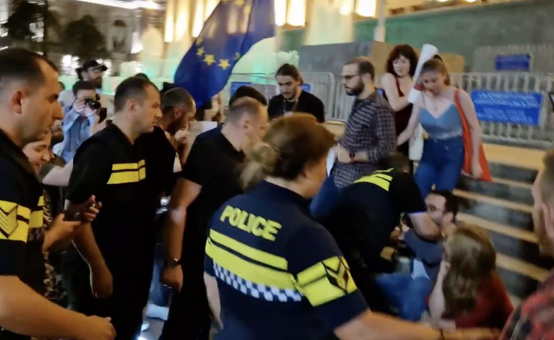 პარლამენტთან აქციაზე დააკავებისას სამი ადამიანი დაშავდა 