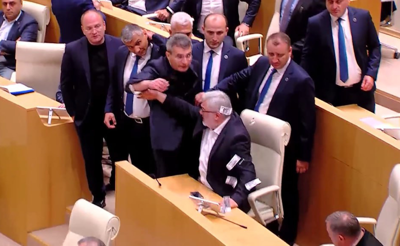 გაჭმევთ ამას! - მამუკა მდინარაძემ გადმოყრილი რუბლები ოპოზიციას შეაყარა (ვიდეო)