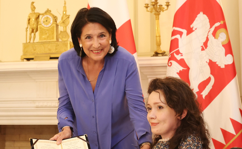 პრეზიდენტმა შშმ პირთა უფლებების დაცვის საქმეში შეტანილი წვლილისათვის ანა გოგუაძე ღირსების მედლით დააჯილდოვა