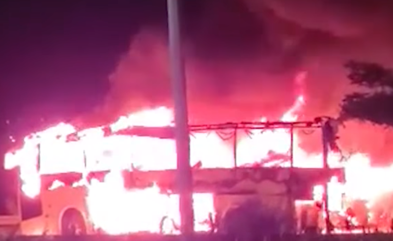 ავტობანზე, ავტობუსი, რომელსაც მგზავრები გადაჰყავდა, დაიწვა