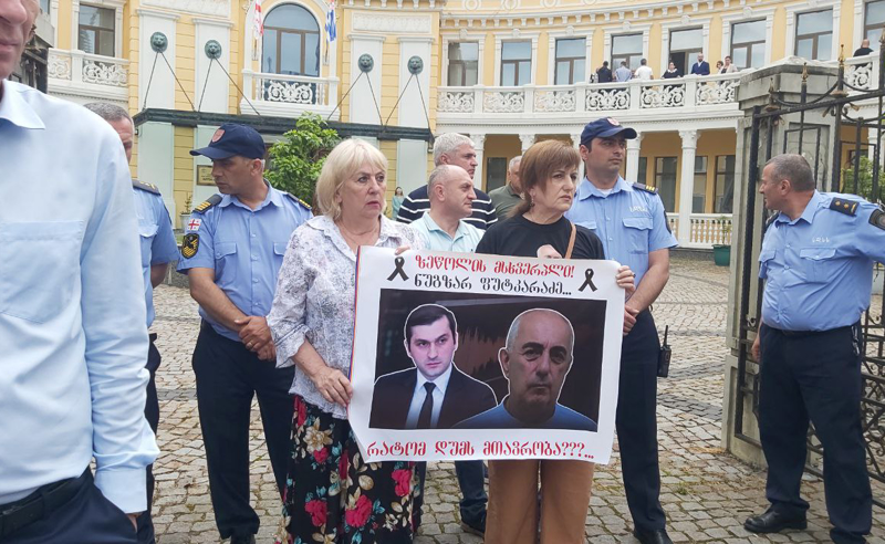 "მონებო, რუსებო, მკვლელებო" - თორნიკე რიჟვაძეს უმაღლეს საბჭოში აქციით დახვდნენ