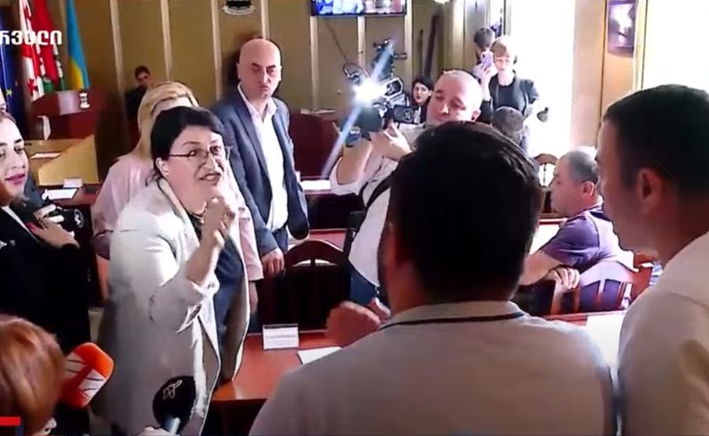 „შენ ხარ პოლიტიკურად ბეცი არსება“, „ცრუპენტელები“, - დაპირისპირება ოზურგეთის საკრებულოში