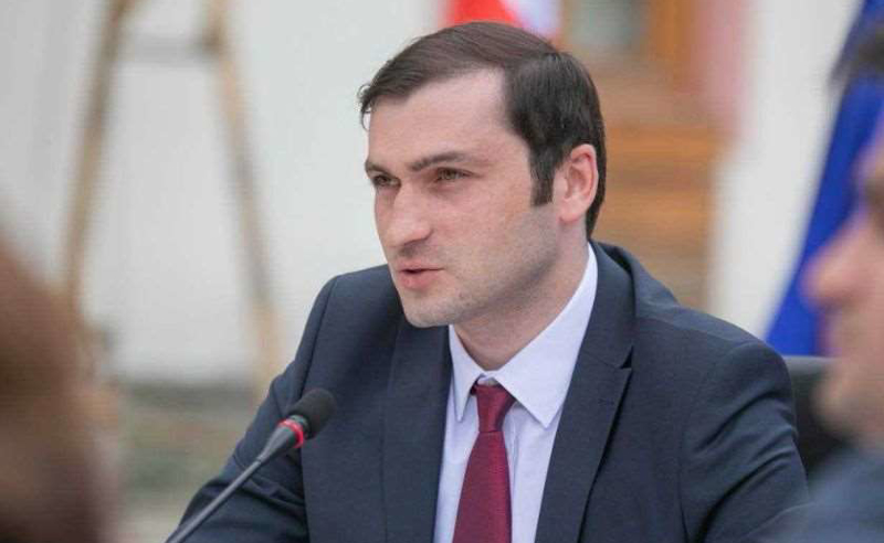 რიჟვაძემ აგვისტოს ომი ლაჩრულად წაგებულად გამოაცხადა - "ოცნება" თანაგუნდელს ამართლებს