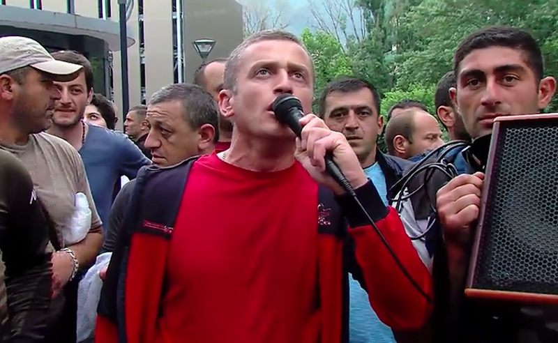 "თქვენს მონობას არ დავემორიჩილებით" -  მაღაროელები "ჯორჯიან მაგანეზის" ოფისთან აქციას მართავენ