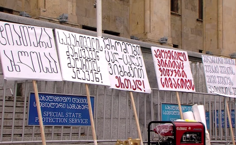 "მაგდენი ხელფასი რომ გვქონდეს, აქ ხომ არ გამოვიდოდით" - სოციალურ ქსელებში მაღაროელების "გაშავების" კამპანია დაიწყო 