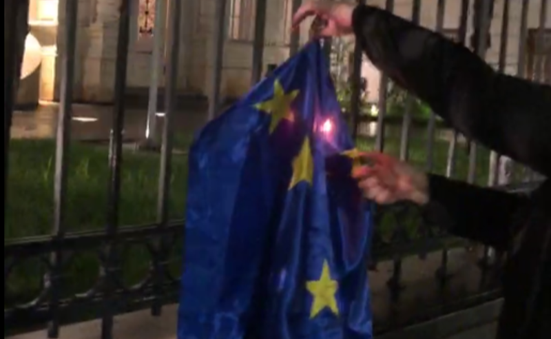 აქცია ათონელზე - პრეზიდენტის რეზიდენციასთან ევროკავშირის დროშა დაწვეს
