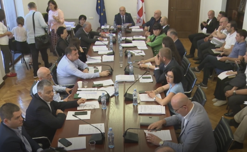 რეპრესიული კანონი კლინიკებისთვის - ჯანდაცვის სამინისტრო დათმობაზე მიდის