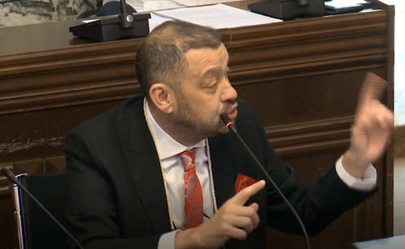 ბოდიშს თუ არ მოიხდით, მეორედ ამ შენობაში ვერ შემხვალთ, მორალურ წნეხს მე მოგიწყობთ - დაპირისპირება პარლამენტში