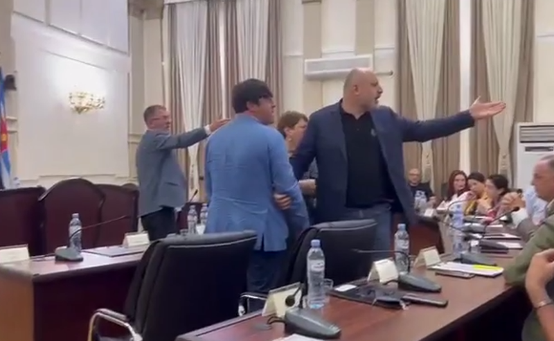 ხელჩართული ჩხუბი ბათუმის საკრებულოში - მმართველი პარტია სხდომიდან ოპოზიციის გაძევებას ცდილობდა