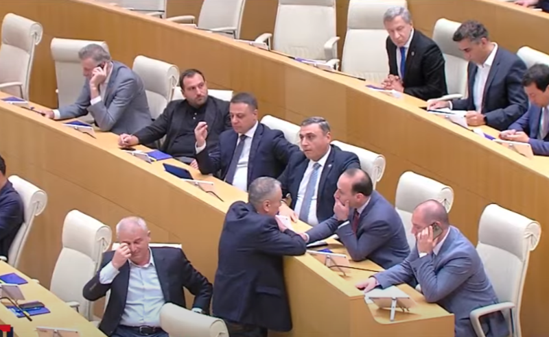 „ფარჩაკებო, პრიგოჟინისტებო“ - პარლამენტის სხდომა დღეს ურთიერთბრალდებების რეჟიმში მიმდინარეობდა