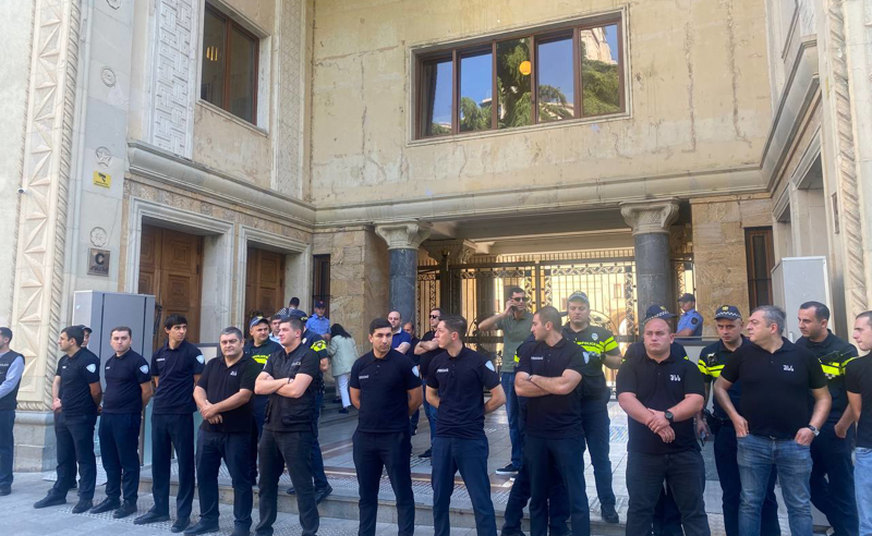 პარლამენტი დილიდან პოლიციის ალყაშია 