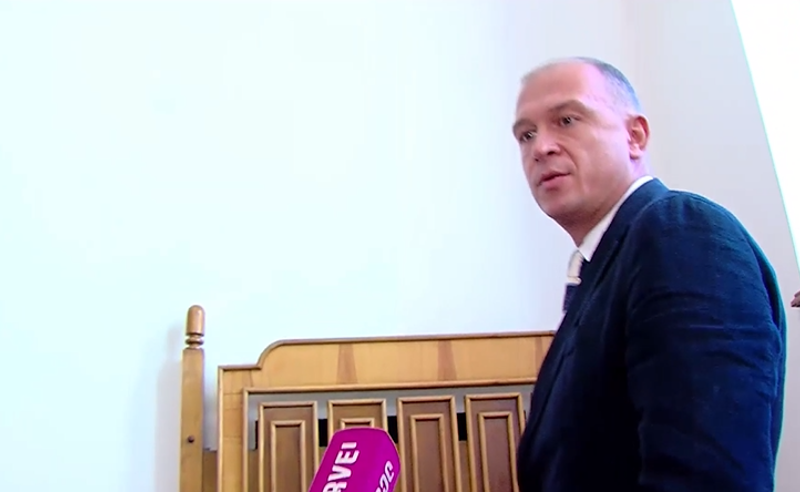 "ტვ პირველის" რეპორტიორისთვის არ მიგინებია" - წყობიდან გამოსული "ოცნების" დეპუტატი თავს იმართლებს