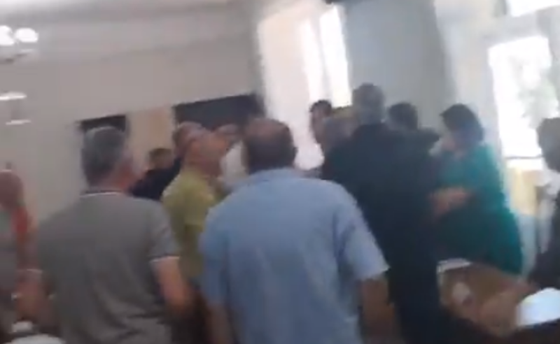 ფიზიკური დაპირისპირება ხარაგაულის საკრებულოში
