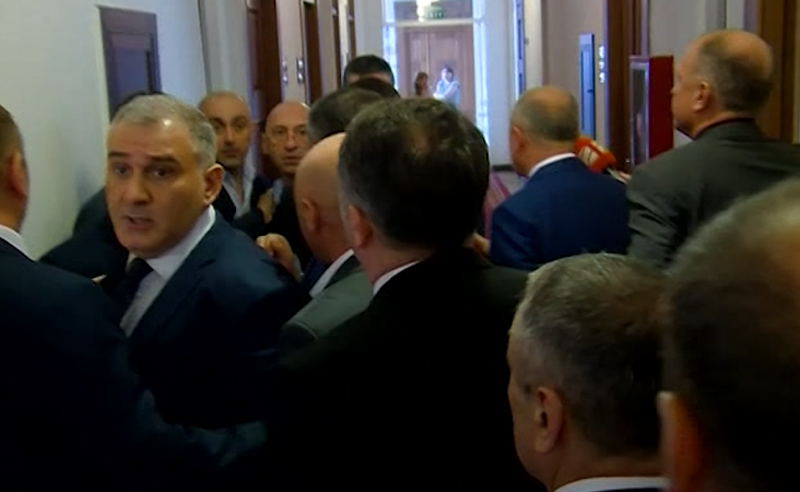 ხელჩართული ჩხუბი პარლამენტში -  "ოცნების" დეპუტატმა სანდრო რაქვიაშვილს პერანგზე ღილები ააწყვიტა