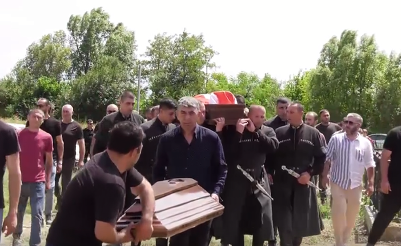 უკრაინაში გმირულად დაღუპული ჯონი ოდიშვილი სამხედრო პატივით დაკრძალეს