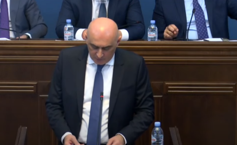 სუსის უფროსის მოადგილის გამოსვლა პარლამენტში - კომიტეტის თავმჯდომარემ კითხვა-პასუხის რეჟიმი დახურა
