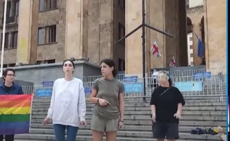 პერფორმანსი პარლამენტთან - "პრაიდის" წევრებმა ადგილზე დამწვარი და დარბეული ტექნიკა მიიტანეს