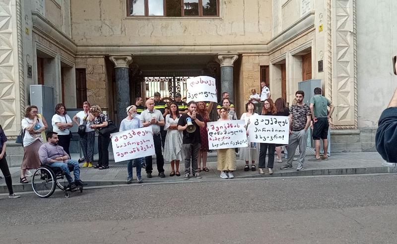 "დასაჯე პედოფილი" - აქციის მონაწილეები კანონის გამკაცრებას ითხოვენ