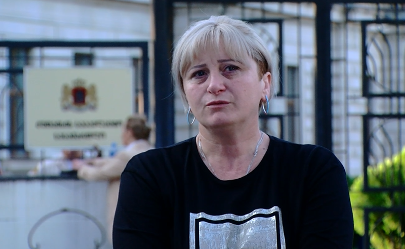 "ჩემი დაცვის ქვეშ მყოფმა თვითმკვლელობა სცადა" - ადვოკატმა სასამართლოსთან შიმშილობა დაიწყო
